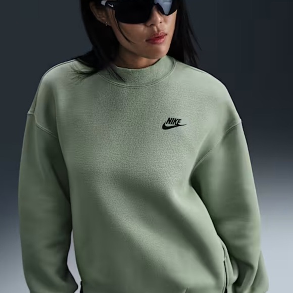 BNWT Women’s Nike Sportswear Tech Fleece Oversized Crew-Neck Sweatshirt - Picture 3 of 8